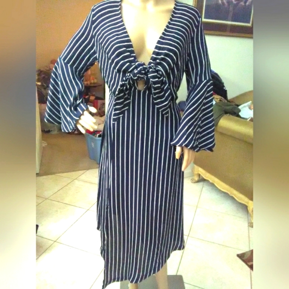 BNWOT SEXY DRESS (SELFIE LESLIE BOUTIQUE) BLUE WHITE STRIPED BILLOW SLEEVES SEXY